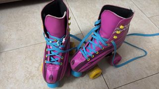 Patines rosas y morados con cordones azules tal