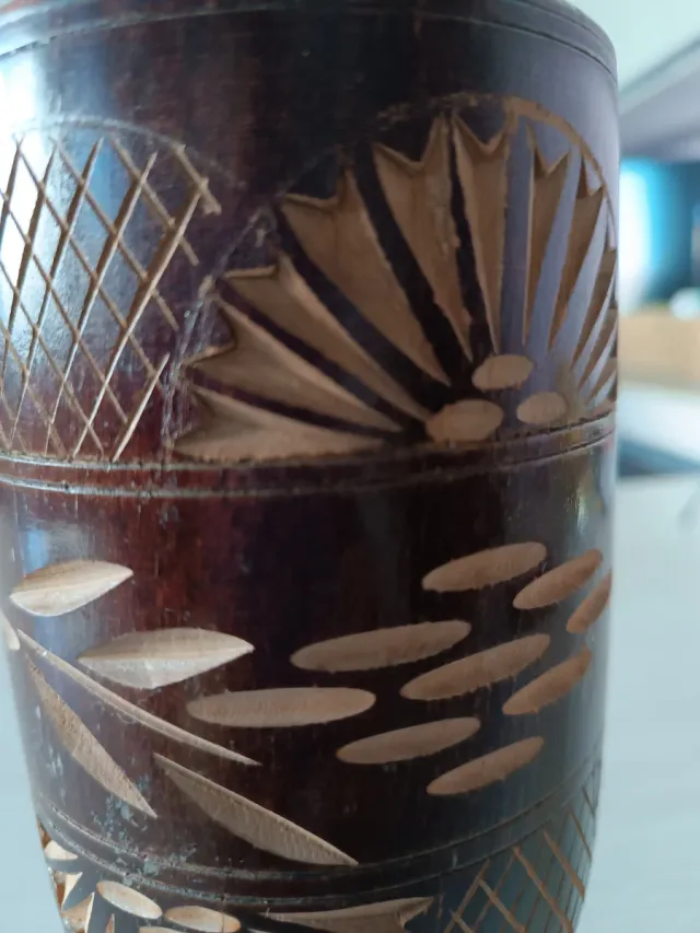 Vaso di legno intagliato