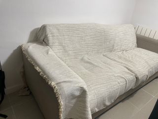 Sofá de tela beige y blanco
