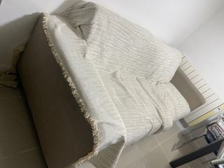 Sofá de tela beige y blanco