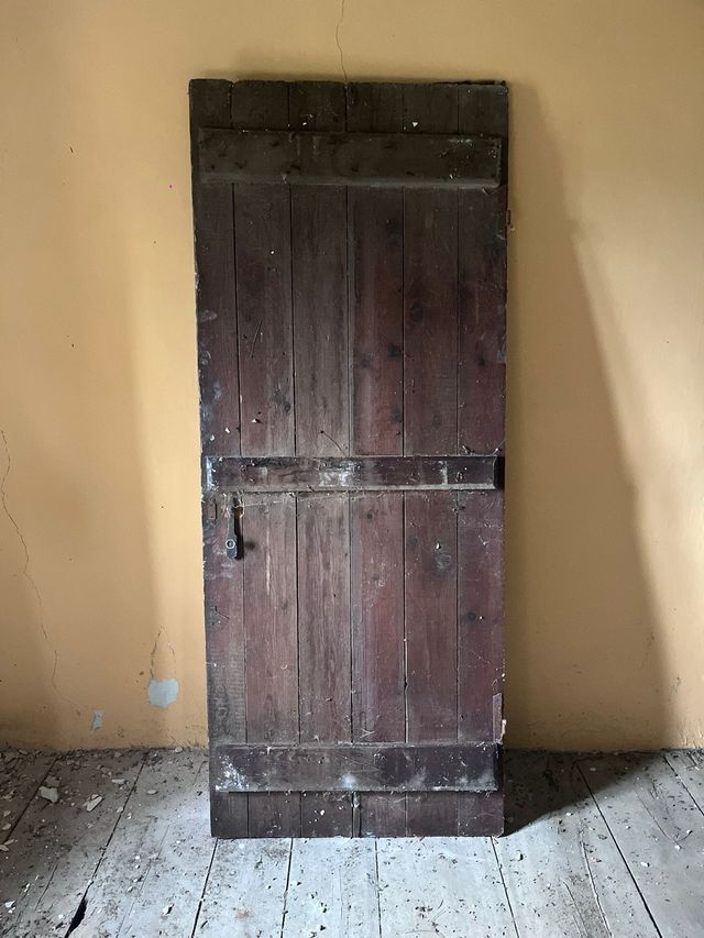 Puerta antigua madera oscura
