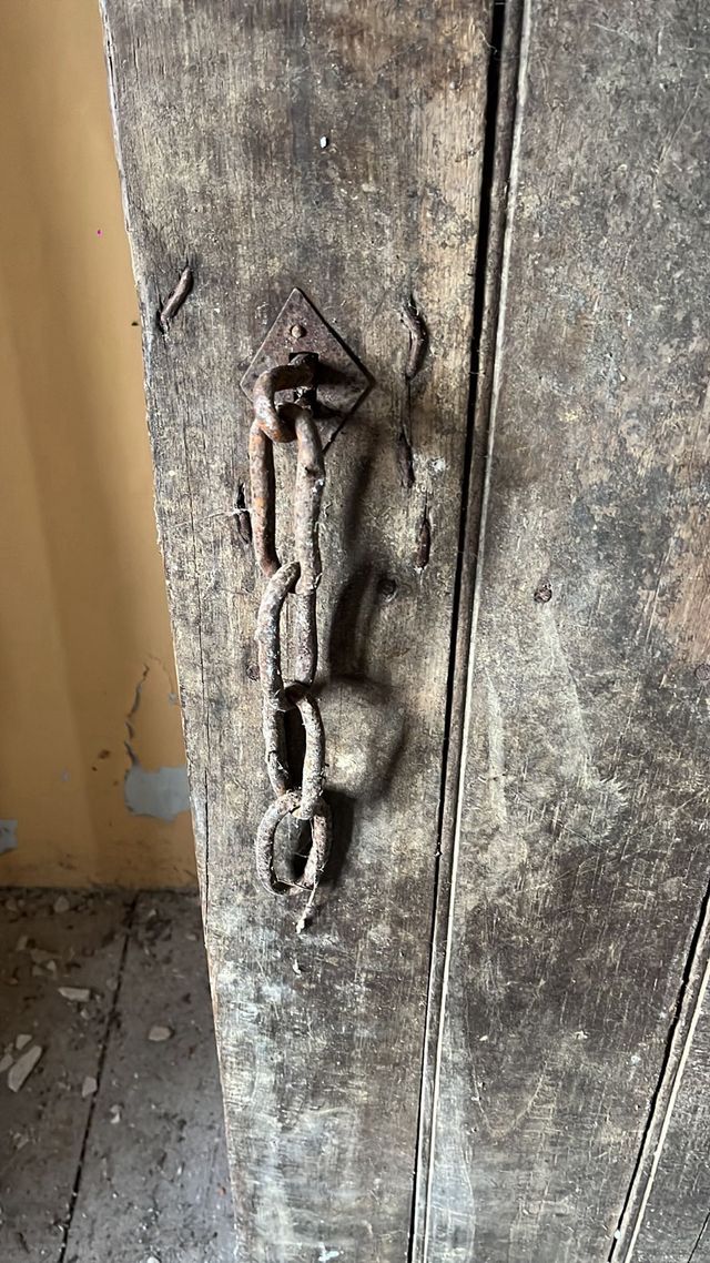 Puerta antigua madera oscura