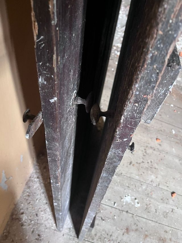 Puerta antigua madera oscura