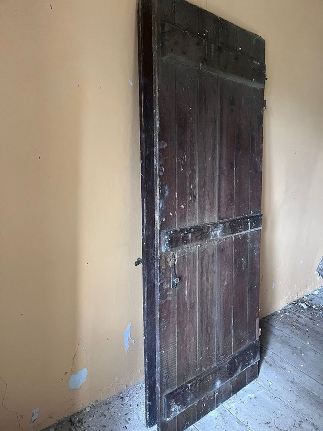 Puerta antigua madera oscura