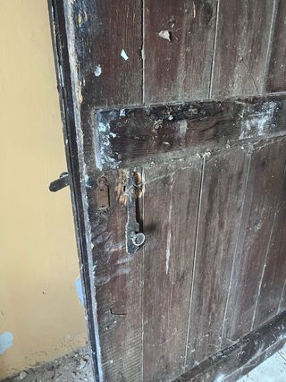 Puerta antigua madera oscura