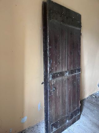 Puerta antigua madera oscura