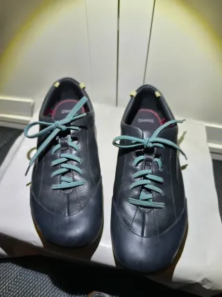 2 PARES DE ZAPATOS CAMPER MUJER 
NEGRO Y GRIS
PEU 