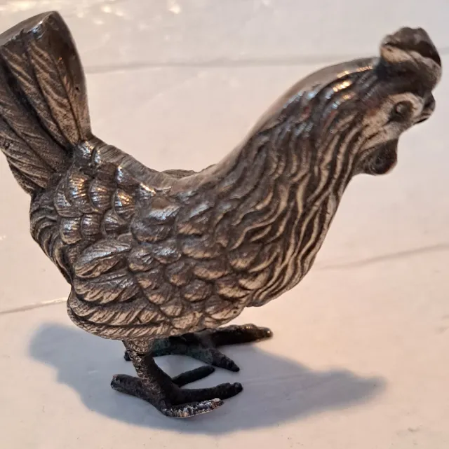 Figura pequeña de gallina, decorativa, de alpaca.