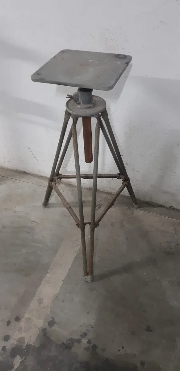 Trípode industrial metálico
