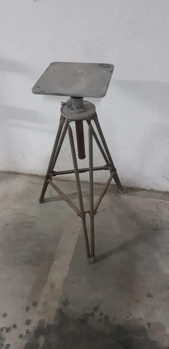 Trípode industrial metálico
