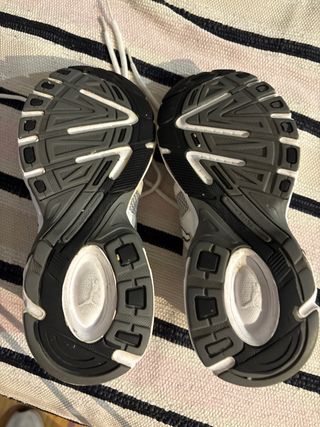 Zapatillas Puma grises y blancas