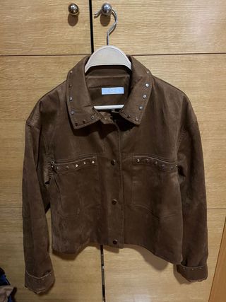 Chaqueta ante marrón con tachuelas doradas