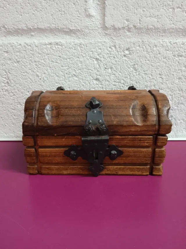 Caja de madera vintage con herrajes