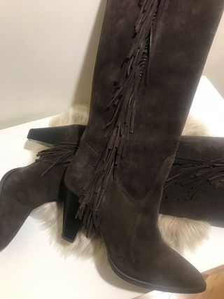 Botas altas con flecos marrones