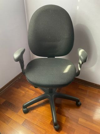 Sedia da ufficio nera e grigia