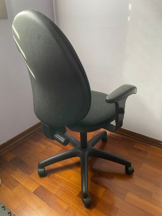 Sedia da ufficio nera e grigia