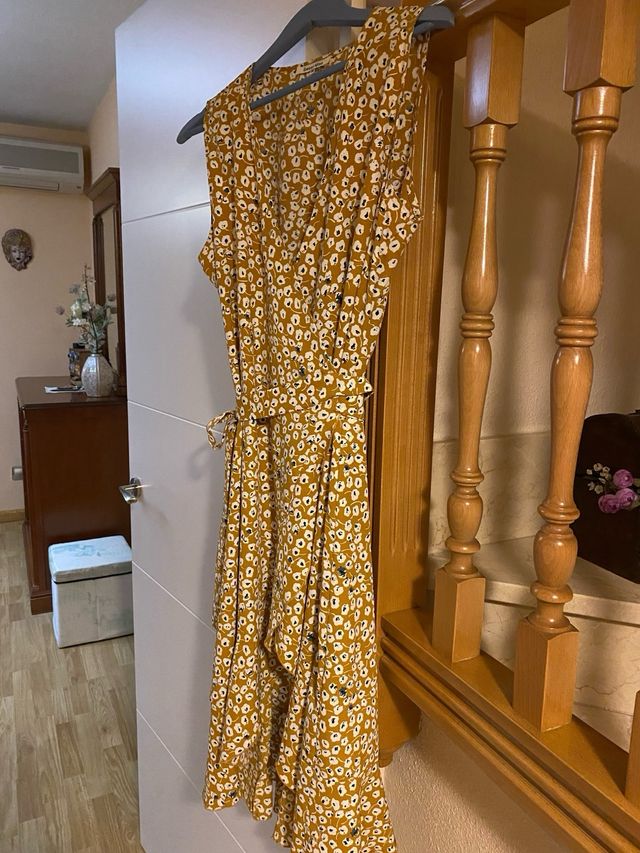 Vestido amarillo con caída