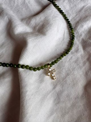 Collar verde con colgante de cruz brillante
