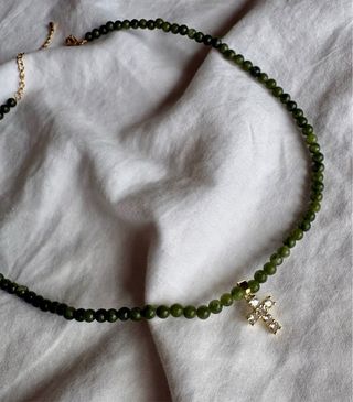 Collar verde con colgante de cruz brillante