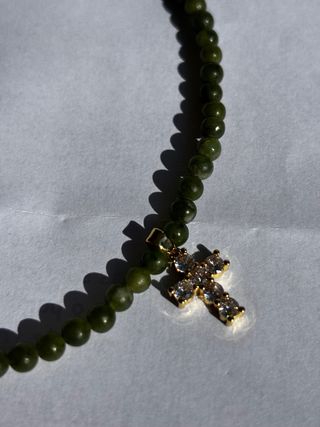 Collar verde con colgante de cruz brillante