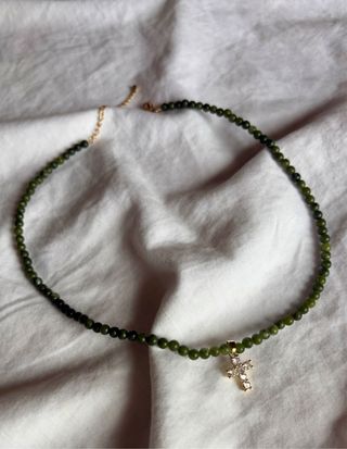 Collar verde con colgante de cruz brillante