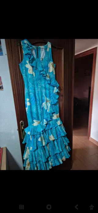 Traje de flamenca azul con volantes