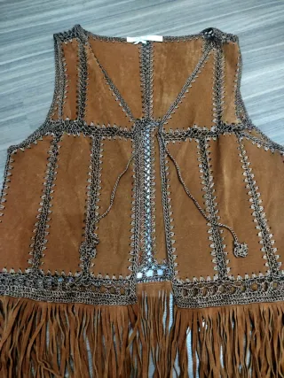 Chaleco de ante con flecos y crochet