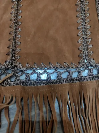 Chaleco de ante con flecos y crochet
