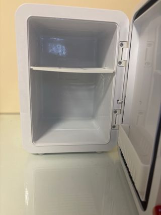 Nevera cosmética con espejo LED