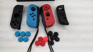 Nintendo Switch blu e rosso con accessori
