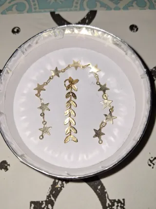 Pulsera con estrellas y hojas doradas