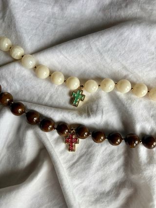 Collar blanco con colgante cruz turquesa