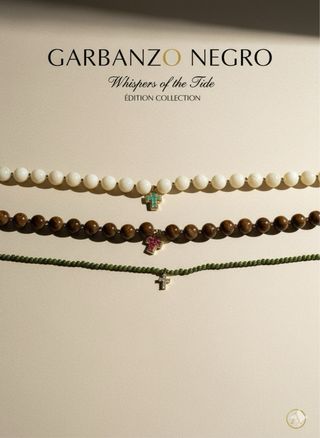 Collar blanco con colgante cruz turquesa