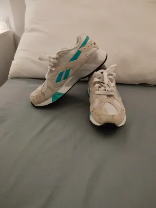Zapatillas Reebok beige, rosa y turquesa
