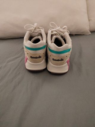 Zapatillas Reebok beige, rosa y turquesa