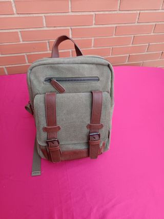 Mochila verde con detalles en cuero