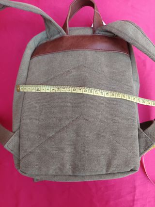 Mochila verde con detalles en cuero