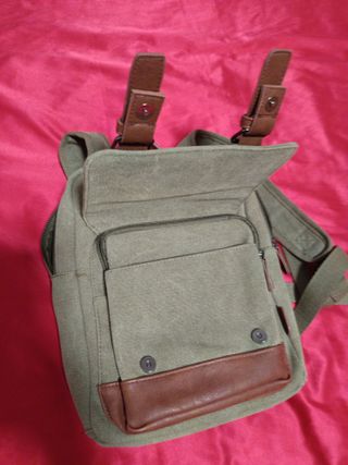 Mochila verde con detalles en cuero