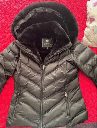 Abrigo Negro Por Qué? con Forro y Capucha de Pelo