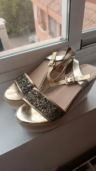 Sandalias doradas plataforma con brillos