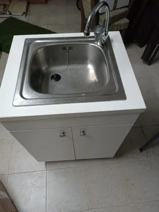 Lavadero blanco con grifo