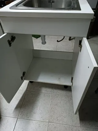 Lavadero blanco con grifo