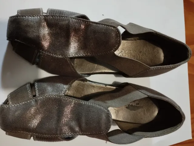 Sandalias J.O.T. doradas y plateadas