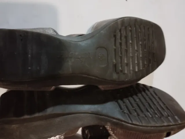 Sandalias J.O.T. doradas y plateadas