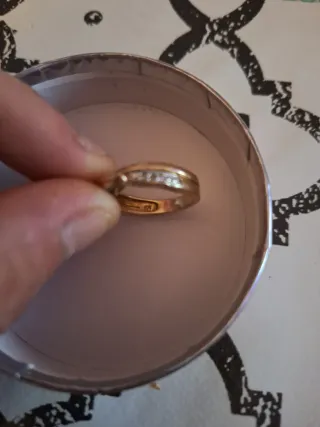 Alianza de oro con diamantes