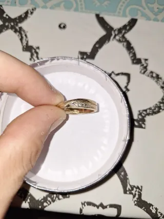 Alianza de oro con diamantes