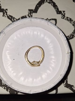 Alianza de oro con diamantes