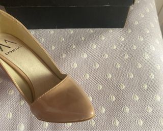 Zapatos de salón beige tacón fino