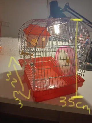 Spaziosa gabbia per criceti con accessori.