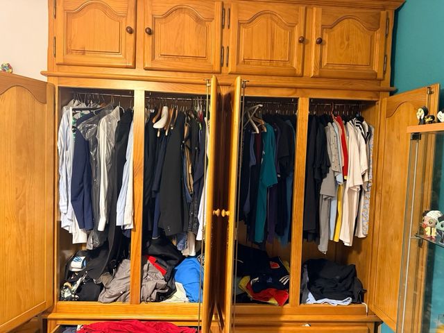 Armário em madeira maciça